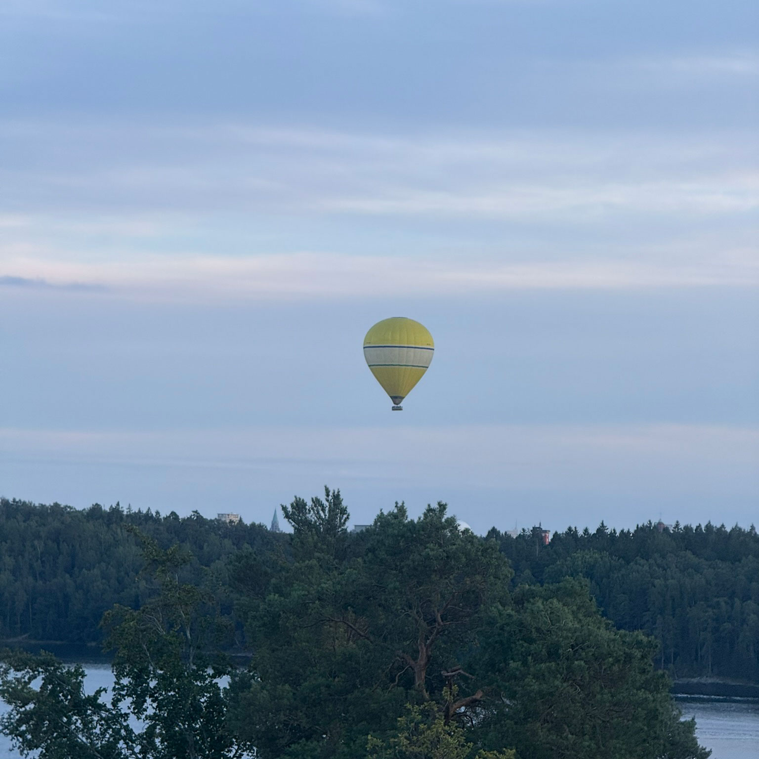 Hot air balloon in Lempster NH pic by Gabe